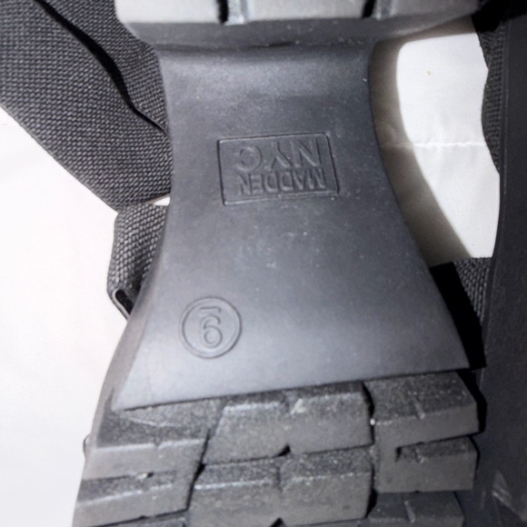 Steve Madden Black Chunky Heel Sandals - Picture 3 of 9